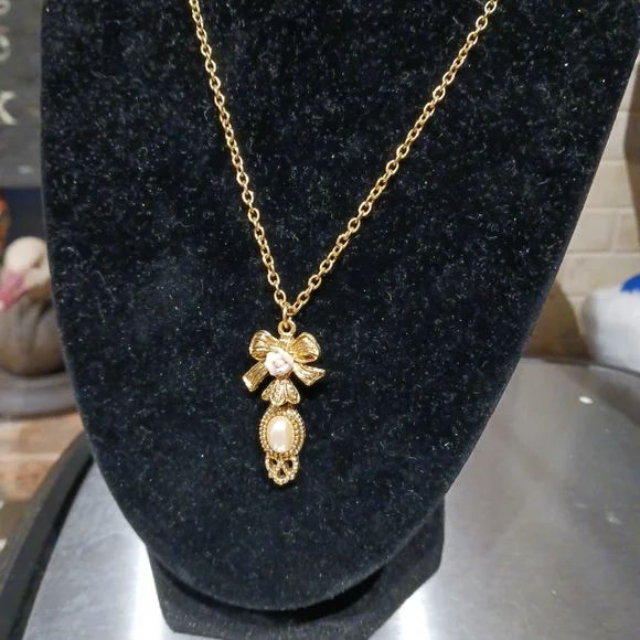 Vtg. 1928 Women's 18" Gold Tone Faux Pearl w/Porcelain Rose Necklace. - Picture 1 of 6